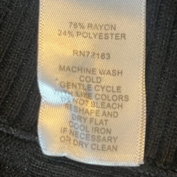 Cable & Gauge Two-Tone Burgundy and Black Turtleneck Sweater - Picture 6 of 6